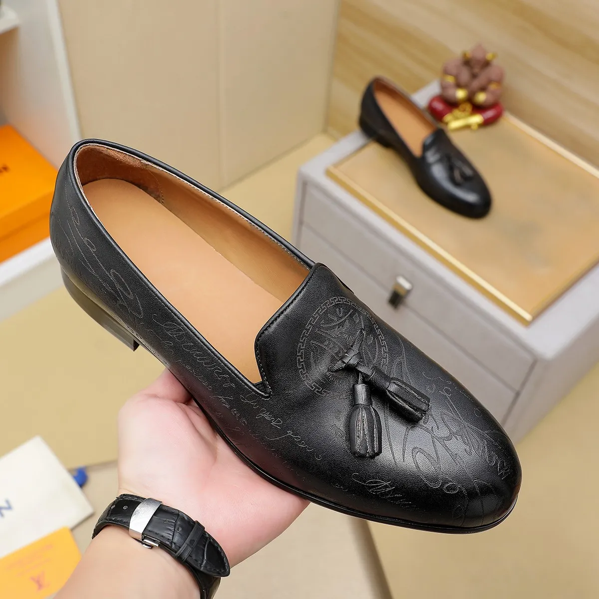 Men's shoes 💰560 💰 Louis Vuitton LV ® Autumn and Winter 🆕 models 🔛Full shoe counter First layer cowhide, 🐂Leather lined casual shoes for men, super soft outsole, a must-have for driving. Counter synchronization Original first layer cowhide Completely 1:1 mold customization 🌹Top version, 2 colors available! Number: 38-45 (37.46. Customized)